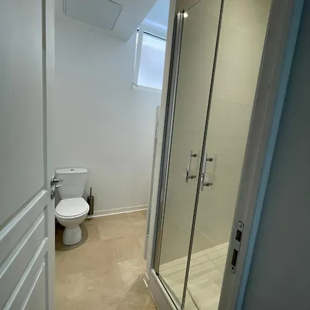 Vermillon Boutique Apartments, Refined 1- & 2-bedroom & Studio, Newly Renovated, Fully Equipped, Premium Bedding, Centre, Train Station, Private Parking, Set In A Historic Particulier Apartamento Amiens