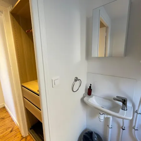 Villa Vermillon Boutique Apartments, Refined 1- & 2-Bedroom Apartments & Studio, Newly Renovated, Fully Equipped, Premium Bedding, City Centre, Train Station, Private Parking, Set In A Historic Hotel Particulier Apartment *