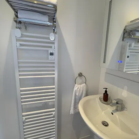 Vermillon Boutique Apartments, Refined 1- & 2-bedroom & Studio, Newly Renovated, Fully Equipped, Premium Bedding, Centre, Train Station, Private Parking, Set In A Historic Particulier Apartamento *