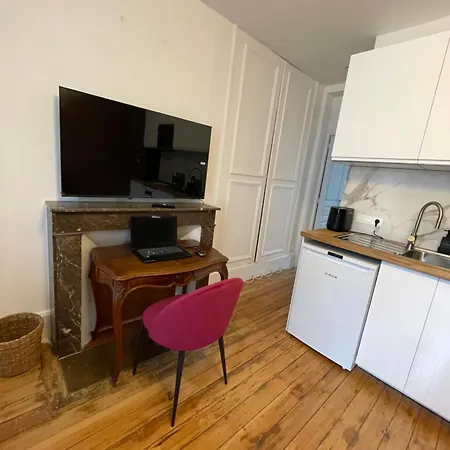 Villa Vermillon Boutique Apartments, Refined 1- & 2-Bedroom Apartments & Studio, Newly Renovated, Fully Equipped, Premium Bedding, City Centre, Train Station, Private Parking, Set In A Historic Hotel Particulier Amiens