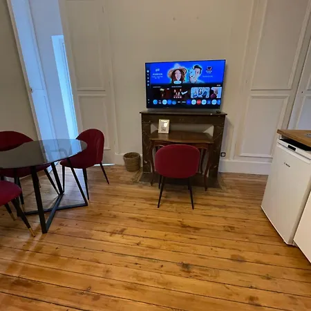 Villa Vermillon Boutique Apartments, Refined 1- & 2-Bedroom Apartments & Studio, Newly Renovated, Fully Equipped, Premium Bedding, City Centre, Train Station, Private Parking, Set In A Historic Hotel Particulier Amiens