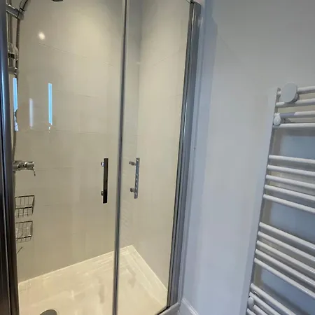 Vermillon Boutique Apartments, Refined 1- & 2-bedroom & Studio, Newly Renovated, Fully Equipped, Premium Bedding, Centre, Train Station, Private Parking, Set In A Historic Particulier Apartamento *