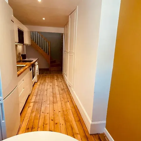 Villa Vermillon Boutique Apartments, Refined 1- & 2-Bedroom Apartments & Studio, Newly Renovated, Fully Equipped, Premium Bedding, City Centre, Train Station, Private Parking, Set In A Historic Hotel Particulier Apartment