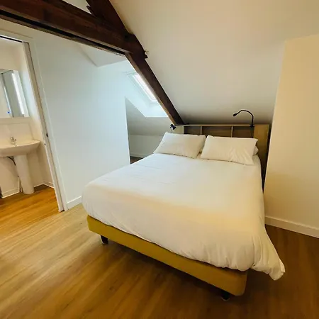Vermillon Boutique Apartments, Refined 1- & 2-bedroom & Studio, Newly Renovated, Fully Equipped, Premium Bedding, Centre, Train Station, Private Parking, Set In A Historic Particulier Apartamento