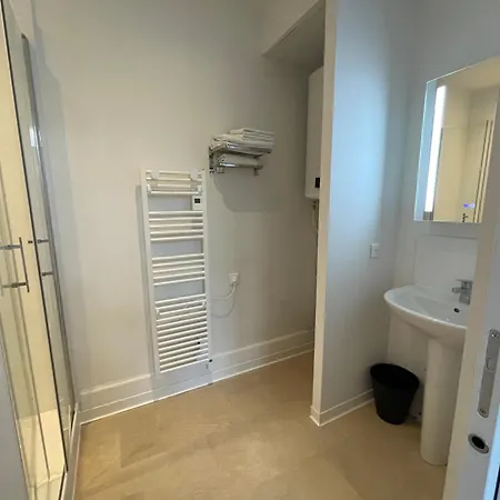 Apartment Villa Vermillon Boutique Apartments, Refined 1- & 2-Bedroom Apartments & Studio, Newly Renovated, Fully Equipped, Premium Bedding, City Centre, Train Station, Private Parking, Set In A Historic Hotel Particulier *